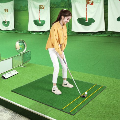 Műfüves szőnyeg beltéri és kültéri golfgyakorláshoz, 2 gumi pólót és 2 32 mm-es igazítóbotot tartalmaz