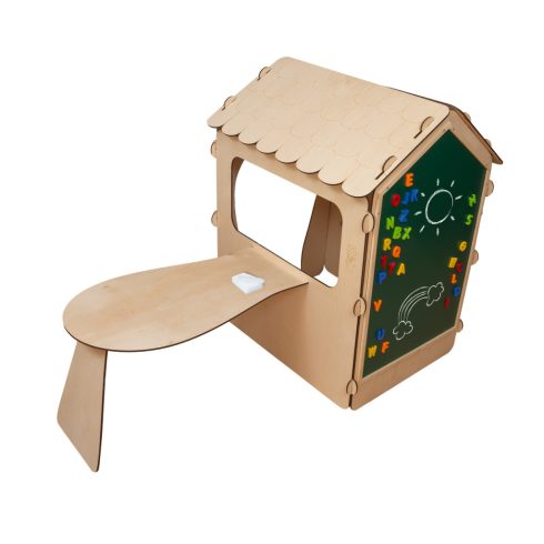 Fából készült gyerekház táblával és asztallal