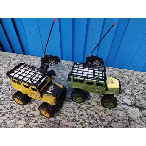 Négy csatornás világítós Távirányítós Land Rover Defender Mászó Autó (akkut tartalmaz)